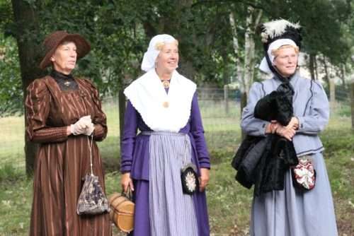Folkloristisch dansoptreden en uitleg klederdracht.