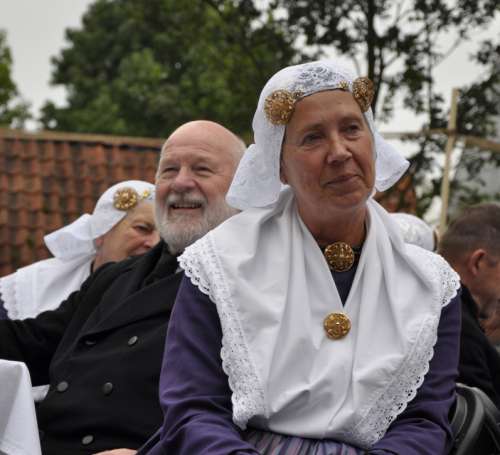 Folkloristisch dansoptreden en uitleg klederdracht.